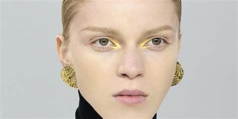 Trucco Autunno 2023: il makeup è oro e rosso 